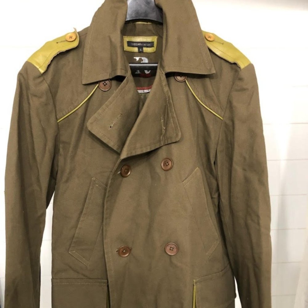 CLASSIC LUXURY RUDSAK PEACOAT WITH LEATHER DETAILING.
